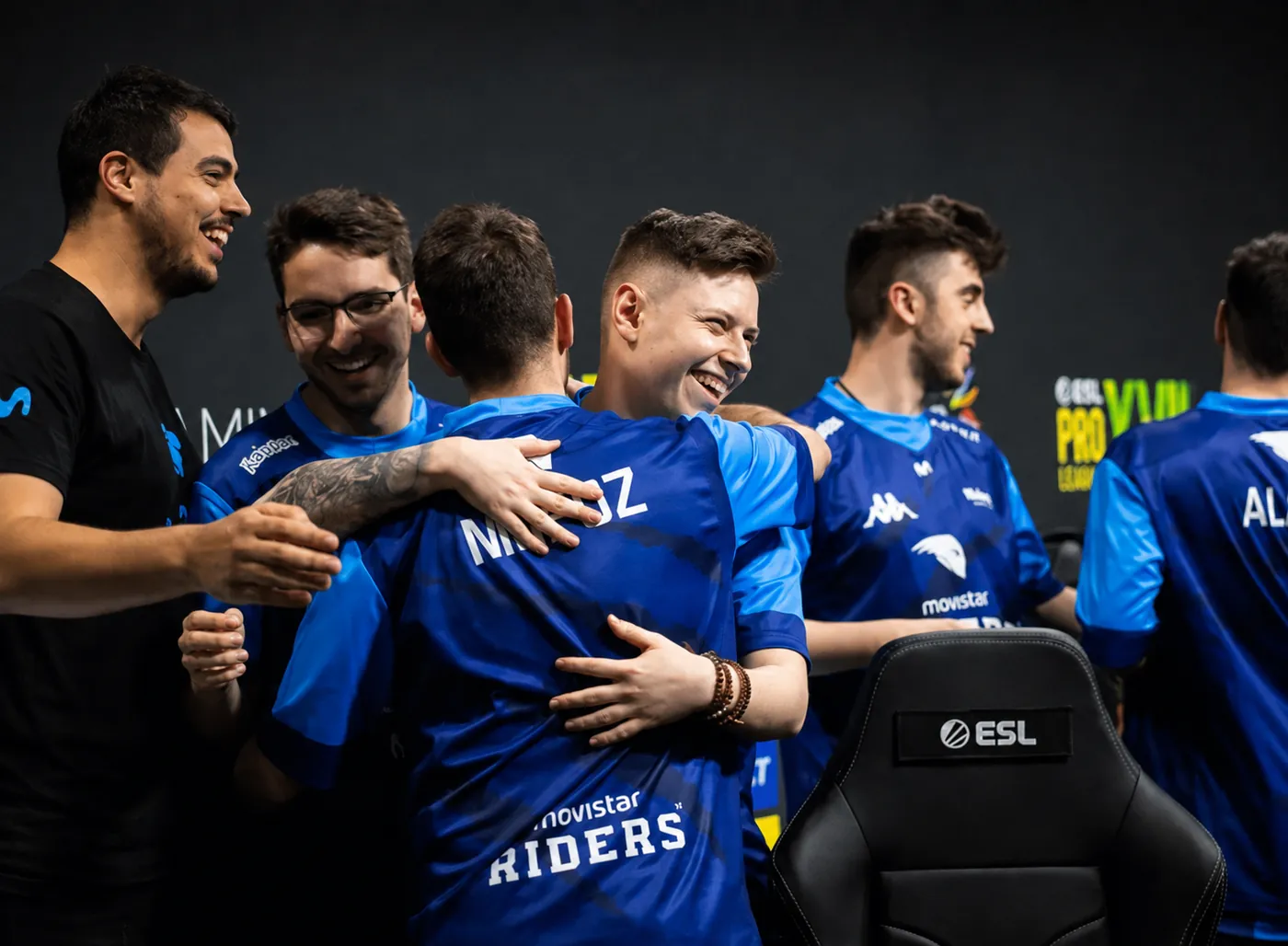 Joaquín abrazando a los jugadores tras una victoria en la ESL